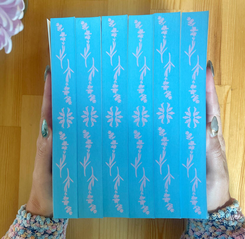 Sprayed Edge Blue and sprayed edges featuring a purple floral pattern